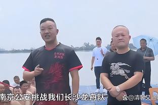 又是你俩？德保罗卷起上衣秀完美身材，和梅西开心聊天~